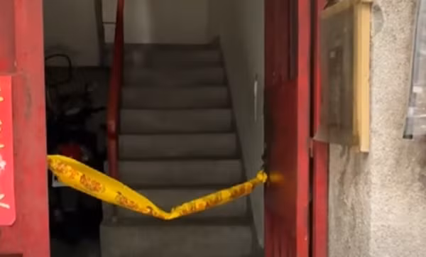 Bà Hồng không chỉ từ chối mà còn lớn tiếng chửi bới, xúc phạm ông Trương. Trong cơn giận không kiềm chế được, ông Trương rút ra một con dao dài 56 cm và tấn công liên tiếp. Bà Hồng bị đâm hơn 10 nhát, nằm gục trong vũng máu. Thấy nạn nhân vẫn còn dấu hiệu co giật, ông Trương không dừng lại mà tiến tới bóp cổ bà Hồng cho đến khi chắc chắn bà chủ nhà trọ đã tử vong.