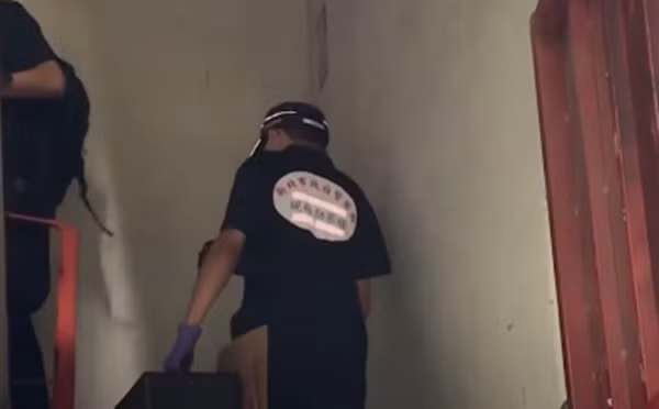 Theo thông tin từ cảnh sát, ông Trương (67 tuổi) cùng con trai (19 tuổi) bị khuyết tật trí tuệ, đã thuê tầng 3 một căn hộ tại nhà bà Hồng (75 tuổi) vào tháng 7 năm nay. Giá thuê được thỏa thuận là 6.000 Đài tệ mỗi tháng. Tuy nhiên, chỉ vài tuần sau khi chuyển đến, bà Hồng yêu cầu ông Trương trả thêm 3.000 Đài tệ (khoảng 2,3 triệu đồng) để chi trả các khoản phí điện, nước, gas và internet.