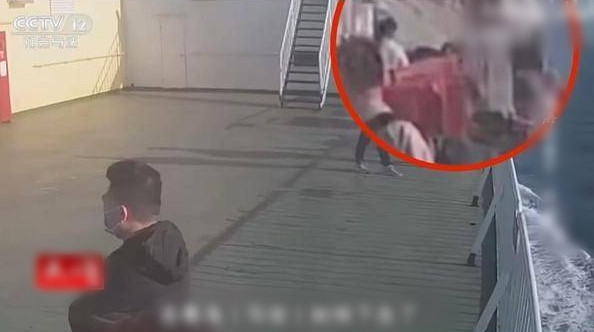 Hành động này nhằm đánh lạc hướng sự nghi ngờ của cơ quan điều tra. Thậm chí, Lý còn liên tục thúc giục cảnh sát cấp giấy chứng tử cho Tiểu Hoàn, một hành động càng làm lộ rõ sự gian trá của hắn.