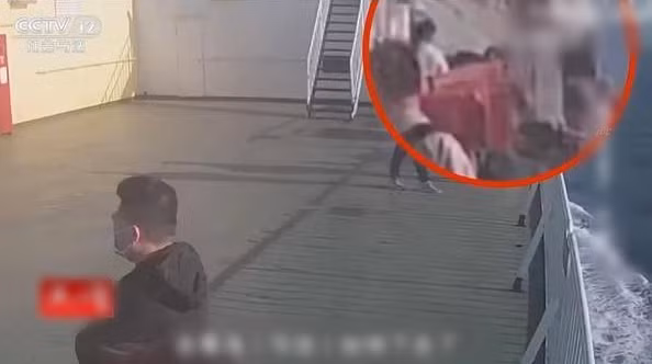 Hành động này nhằm đánh lạc hướng sự nghi ngờ của cơ quan điều tra. Thậm chí, Lý còn liên tục thúc giục cảnh sát cấp giấy chứng tử cho Tiểu Hoàn, một hành động càng làm lộ rõ sự gian trá của hắn.