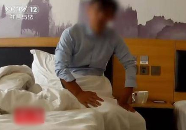 Thậm chí, sau khi gây án, cảnh sát phát hiện Lý vẫn tiếp tục cuộc sống trụy lạc của mình, qua lại với người tình khác và thậm chí còn đi khách sạn với gái mại dâm ngay sau khi vợ vừa qua đời.