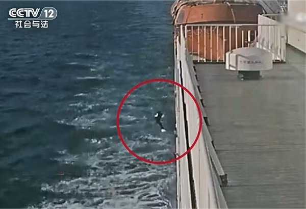 Trên con tàu, dưới vỏ bọc của một chuyến du ngoạn lãng mạn, Lý đã lên kế hoạch sát hại vợ mình một cách tàn nhẫn. Hắn ta dụ dỗ Tiểu Hoàn đến gần lan can tàu, nơi nằm ngoài tầm quan sát của hệ thống camera an ninh và đẩy vợ xuống biển.