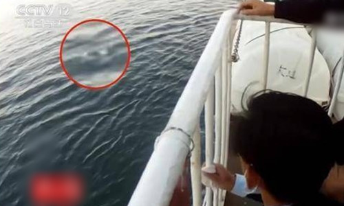 Tuy nhiên, sự tinh vi của Lý không thể qua mắt được các điều tra viên dày dạn kinh nghiệm. Việc tìm thấy điểm mù camera tại chính vị trí xảy ra vụ án cùng với việc gia đình Tiểu Hoàn không hề hay biết về cuộc hôn nhân đã đặt ra những nghi vấn nghiêm trọng. Báo cáo khám nghiệm tử thi cho thấy Tiểu Hoàn có dấu hiệu bị đánh đập và bịt miệng trước khi chết, chứng minh cô không tự tử mà bị sát hại.