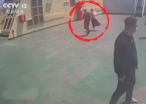 Hành động của Lý không chỉ tàn bạo mà còn thể hiện sự tính toán lạnh lùng đến đáng sợ. Sau khi gây án, hắn ta diễn trò một cách hoàn hảo, giả vờ đau khổ, khóc lóc thảm thiết, gọi tên vợ liên tục, thậm chí còn giả vờ ngã quỵ để được cảnh sát dìu đỡ.