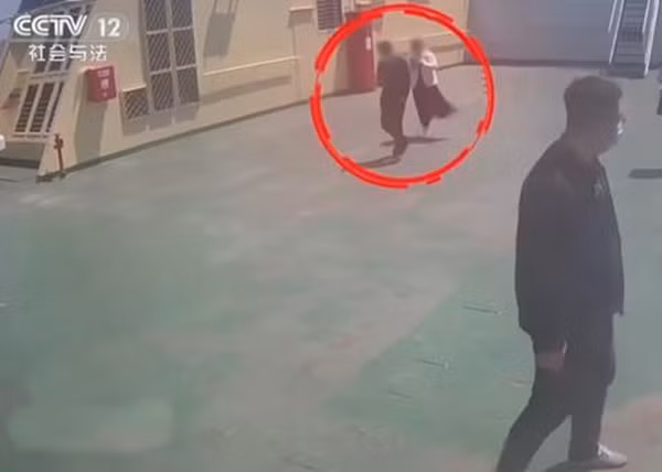 Hành động của Lý không chỉ tàn bạo mà còn thể hiện sự tính toán lạnh lùng đến đáng sợ. Sau khi gây án, hắn ta diễn trò một cách hoàn hảo, giả vờ đau khổ, khóc lóc thảm thiết, gọi tên vợ liên tục, thậm chí còn giả vờ ngã quỵ để được cảnh sát dìu đỡ.