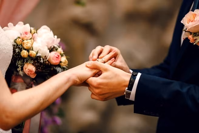 Những cuộc hẹn hò luôn được sắp xếp ở khách sạn, ngay cả khi đã kết hôn, chị Phương cũng chưa bao giờ dẫn A Cường về nhà thật của mình. Câu chuyện mang thai và sinh con cũng chỉ là một phần trong kế hoạch lừa dối tinh vi của chị Phương.