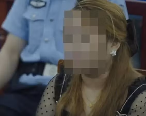 Mọi chuyện bắt đầu khi anh A Cường vì công việc thường xuyên phải đi công tác xa nhà, trong lúc nghỉ ngơi lướt mạng xã hội giải trí, anh tình cờ xem được một đoạn video trên mạng. Hình ảnh trong video khiến anh sững sờ, người vợ của mình - chị Phương đang hạnh phúc sánh bước bên một người đàn ông khác trong lễ cưới. Sự thật phũ phàng này đã giáng một đòn mạnh vào A Cường, người đàn ông luôn tin tưởng vào tình yêu và gia đình nhỏ của mình.