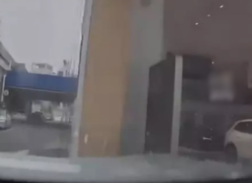 Theo luật pháp Trung Quốc, trong trường hợp lái thử xe, nếu tai nạn xảy ra do lỗi của người lái, họ sẽ phải chịu trách nhiệm chính về việc bồi thường thiệt hại. Do đó, rất có thể người phụ nữ này sẽ phải gánh chịu một khoản tiền bồi thường khổng lồ.