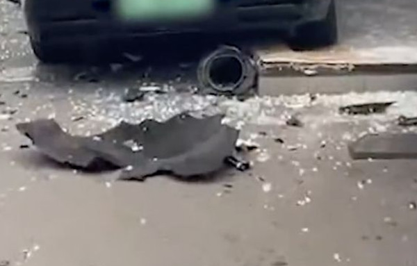 Hậu quả là một chuỗi va chạm liên hoàn xảy ra. Đầu tiên, chiếc xe đâm thẳng vào barie an ninh của trung tâm. Tiếp đó, nó đâm vào một chiếc SUV đang di chuyển rồi tiếp tục đâm vào một chiếc SUV khác đỗ bên đường và cuối cùng đâm vào tường kính của showroom, gây hư hại nặng nề cho nhiều xe trưng bày.