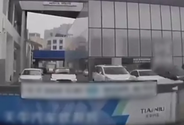 Sau vụ tai nạn, người phụ nữ này vô cùng hoảng loạn và bị sốc. Nhân viên của trung tâm đã nhanh chóng đưa cô vào bên trong để an ủi và hỗ trợ. Tuy nhiên, việc xác định trách nhiệm và bồi thường thiệt hại vẫn đang được các cơ quan chức năng điều tra làm rõ.