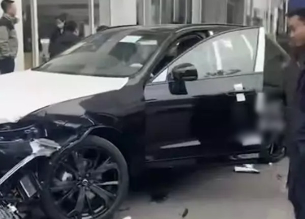 Theo ước tính ban đầu, ít nhất 5 chiếc xe bị hư hại nặng, bao gồm cả chiếc xe mà người phụ nữ lái thử. Tổng thiệt hại ước tính lên tới hơn một triệu nhân dân tệ (khoảng hơn 3,5 tỷ đồng), một con số không hề nhỏ đối với cả người phụ nữ gây tai nạn và trung tâm ô tô.