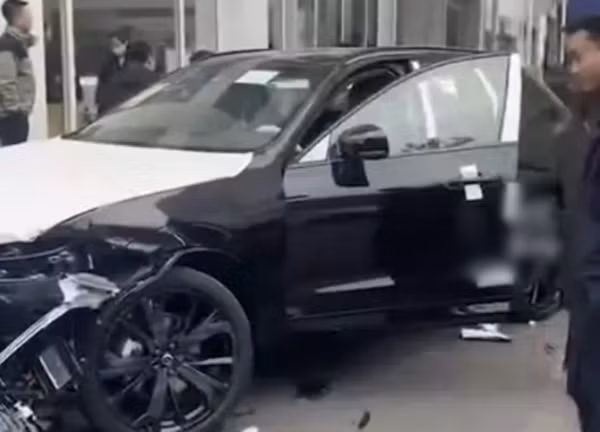 Theo ước tính ban đầu, ít nhất 5 chiếc xe bị hư hại nặng, bao gồm cả chiếc xe mà người phụ nữ lái thử. Tổng thiệt hại ước tính lên tới hơn một triệu nhân dân tệ (khoảng hơn 3,5 tỷ đồng), một con số không hề nhỏ đối với cả người phụ nữ gây tai nạn và trung tâm ô tô.