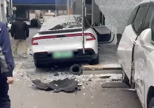 Sự việc xảy ra cách đây vài ngày, một phụ nữ (tên chưa được tiết lộ) đến đây với ý định mua xe nên đã lái thử một chiếc ô tô điện thế hệ mới. Tuy nhiên, thay vì một trải nghiệm lái êm ái, người phụ nữ này đã vô tình gây ra một "phi vụ" đâm phá kinh hoàng.