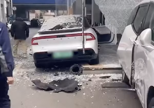 Sự việc xảy ra cách đây vài ngày, một phụ nữ (tên chưa được tiết lộ) đến đây với ý định mua xe nên đã lái thử một chiếc ô tô điện thế hệ mới. Tuy nhiên, thay vì một trải nghiệm lái êm ái, người phụ nữ này đã vô tình gây ra một "phi vụ" đâm phá kinh hoàng.