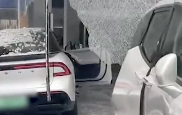 Hiện trường vụ tai nạn trở nên hỗn loạn với những mảnh vỡ kính, những vết xước trên thân xe và không khí căng thẳng bao trùm.