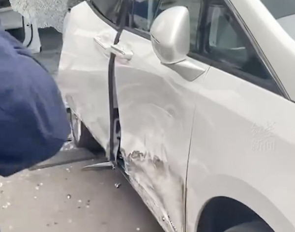 Theo các nhân chứng và hình ảnh từ hiện trường, chiếc xe ô tô điện màu trắng mà người phụ nữ đang lái thử bất ngờ tăng tốc mất kiểm soát. Thay vì phanh lại, người phụ nữ này đã nhấn nhầm chân ga, khiến chiếc xe lao thẳng về phía trước với vận tốc cực nhanh.