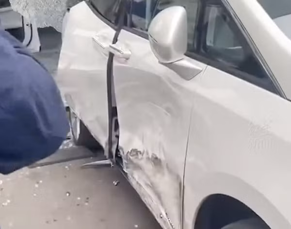 Theo các nhân chứng và hình ảnh từ hiện trường, chiếc xe ô tô điện màu trắng mà người phụ nữ đang lái thử bất ngờ tăng tốc mất kiểm soát. Thay vì phanh lại, người phụ nữ này đã nhấn nhầm chân ga, khiến chiếc xe lao thẳng về phía trước với vận tốc cực nhanh.