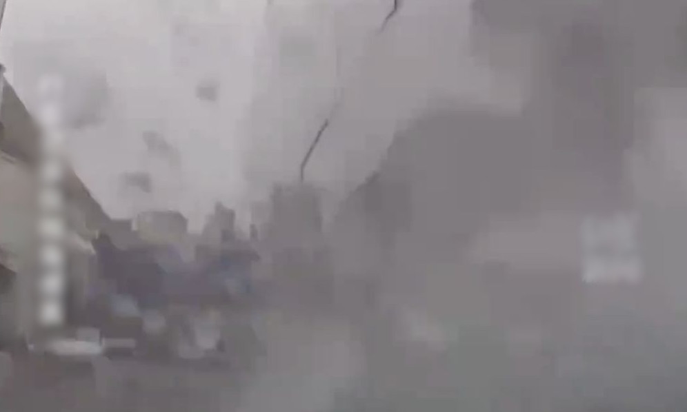 Người lái cần phải được hướng dẫn kỹ càng về cách vận hành xe và phải hết sức cẩn thận trong quá trình lái thử để tránh những tai nạn đáng tiếc có thể xảy ra. Trung tâm ô tô cũng cần phải có những biện pháp đảm bảo an toàn tốt hơn để phòng tránh những sự cố tương tự trong tương lai. Trong ảnh là màn hình chiếc xe gây tai nạn, sau cú va chạm liên hoàn, khói bụi và mảnh vỡ bay khắp nơi.