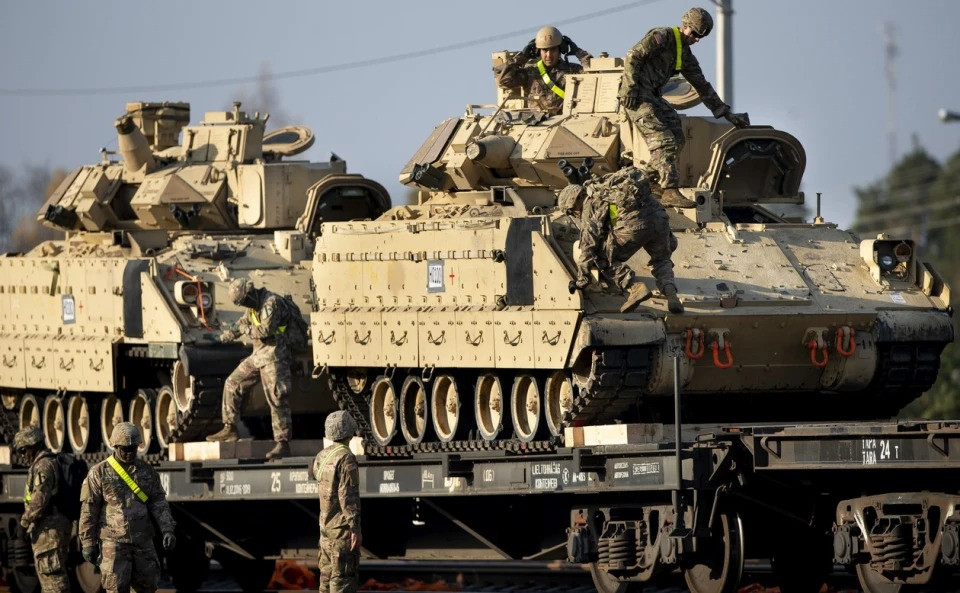 Kể từ khi bắt đầu xung đột, Mỹ đã hỗ trợ cho Ukraine một loạt các hệ thống và thiết bị, từ pháo HIMARS và lựu pháo M777, đến xe tăng M1A1 Abrams và xe chiến đấu bộ binh M2A2 Bradley. Những đóng góp này đã giúp lực lượng Ukraine duy trì khả năng thích ứng và sức bền trước Quân đội Nga được trang bị tốt hơn.