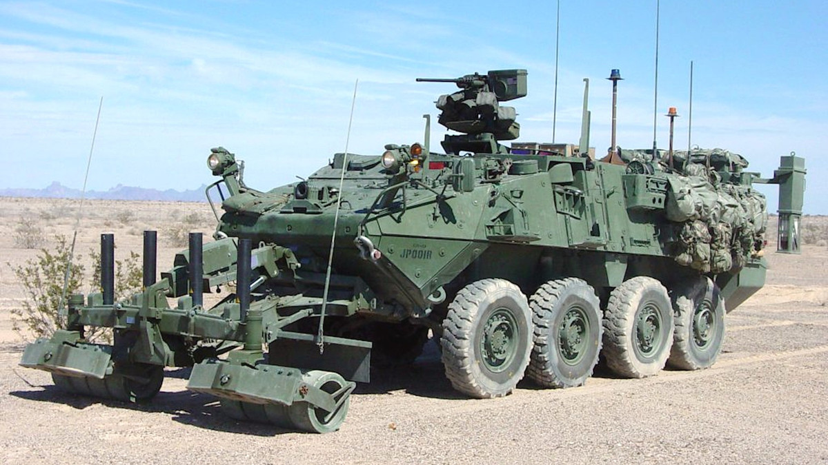 Gói viện trợ này cũng bao gồm một lô xe bọc thép Stryker, một tài sản vô cùng có giá trị đối với các hoạt động trên bộ của Ukraine. Xe bọc thép Stryker là xe chở bộ binh tám bánh có khả năng cơ động linh hoạt, khiến nó phù hợp với nhiều vai trò trong chiến đấu. Ảnh: The War Zone.