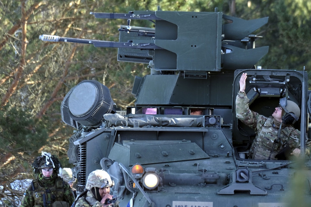 Bên cạnh đó, lớp giáp của Stryker cũng đã chứng minh được giá trị trong việc bảo vệ binh sĩ khỏi hỏa lực vũ khí nhỏ và mảnh đạn trong các cuộc giao tranh dữ dội, trong khi khả năng cơ động của ce cho phép tái triển khai nhanh chóng, giúp lực lượng Ukraine thích ứng với các động thái chiến thuật của Nga.