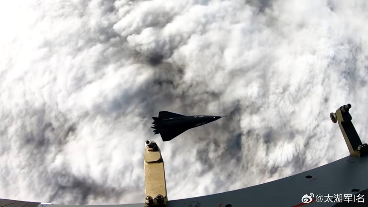 MD-19 được phóng từ máy bay không người lái TB-001, một loại máy bay chiến đấu tầm trung do hãng Tengden phát triển. Phương pháp này cho phép triển khai thiết bị bay vào sâu trong không phận đối phương, giảm nguy cơ bị phát hiện và đánh chặn. Khả năng này có thể là tiền đề cho các vũ khí siêu thanh hoặc nhiệm vụ trinh sát trong tương lai.