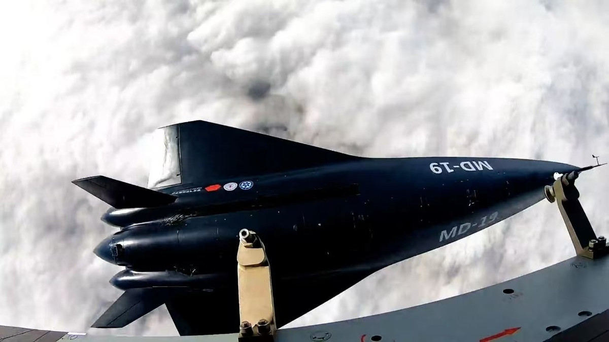 Thiết kế khí động học của MD-19 được tối ưu hóa cho tốc độ cao với mũi kéo dài, thân máy bay thuôn gọn để giảm lực cản, và các cánh ổn định dọc góc nhọn nhằm tăng tính điều khiển và ổn định.