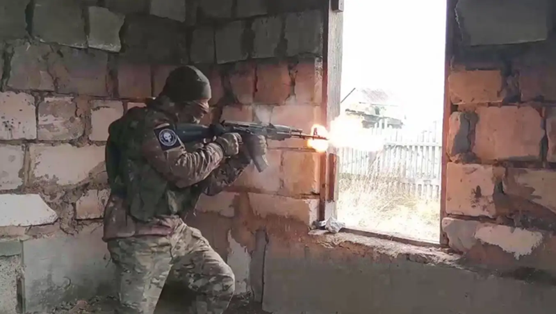 Trong khi đó, các trận đánh ở phía đông và đông bắc được thực hiện bởi Tập đoàn quân tổng hợp số 41 của Nga. Từ tháng 10 đến nay, cường độ chiến đấu ở phía đông và đông bắc tương đối thấp, nhưng kể từ ngày 25/12, cường độ tại khu vực đông bắc đã gia tăng đáng kể. Ảnh: Bộ Quốc phòng Nga.