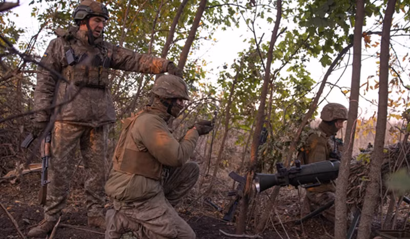 Có vẻ như mục tiêu của quân Ukraine không phải là giành lại Shevchenko mà là ngăn chặn bước tiến của quân Nga. Điều này có thể xuất phát từ lo ngại rằng quân Nga sẽ từ vị trí này đột phá trực tiếp vào nội thành. Ảnh: Getty Images.