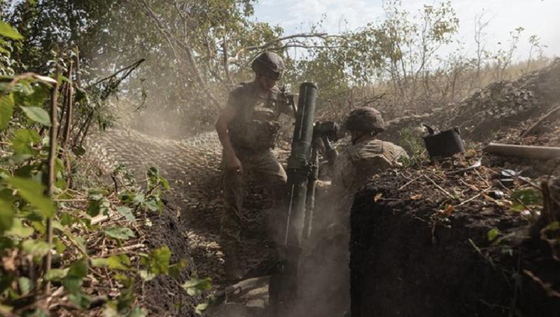 Do các tuyến đường cao tốc bị hỏa lực của quân Nga phong tỏa, quân Ukraine ở Lisivka đang trong tình cảnh rất khó khăn, chỉ có thể nhận được tiếp tế hạn chế qua các con đường đất lầy lội trên cánh đồng. Tình trạng hậu cần tại Zelenivka cũng không khá hơn là bao. Ảnh: UINAN.