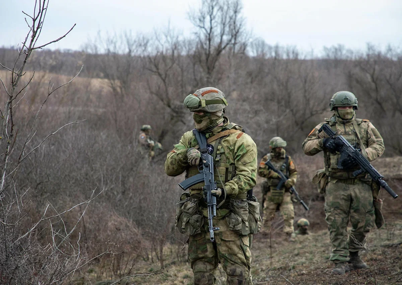 Có vẻ như quân Nga không có ý định tấn công trực diện vào Myrnohrad mà thay vào đó đang lên kế hoạch bao vây cả hai thành phố Pokrvosk và Myrnohrad từ phía đông. Ảnh: Bộ Quốc phòng Nga.