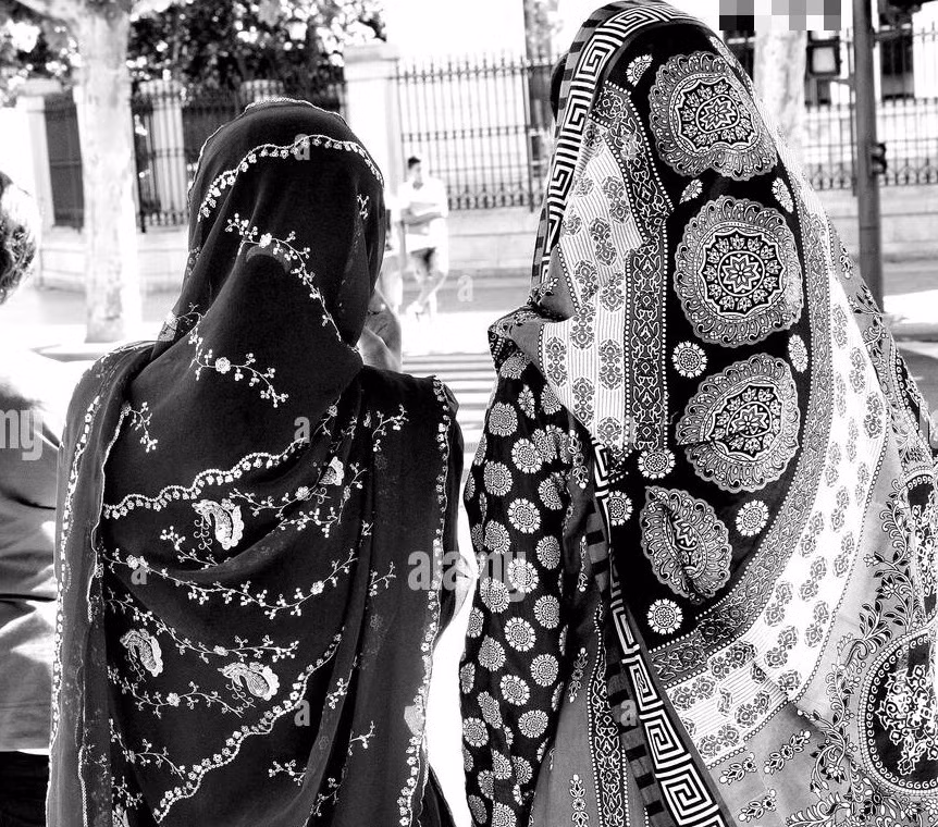 Quy định vô lý này yêu cầu phụ nữ đẳng cấp thấp phải để lộ ngực khi gặp đàn ông và phụ nữ đẳng cấp cao, như một biểu tượng của sự sỉ nhục và hạ thấp. Vậy lịch sử nào đã dẫn đến sự ra đời của một chế độ kỳ quặc như vậy? Trong bài viết này, chúng ta sẽ khám phá sự thật đằng sau "thuế ngực" và tìm hiểu cách hệ thống đẳng cấp bóc lột thân thể của phụ nữ ở đất nước này.