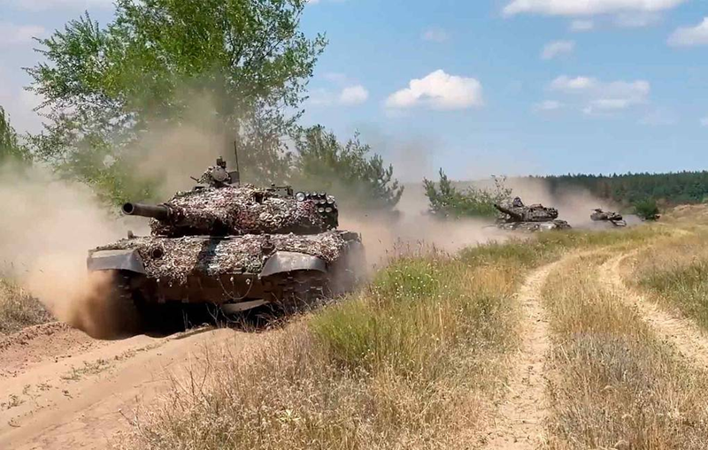 Ngoài ra, Quân đội Nga từ Stari Terny và Sontsivka đang tấn công vào các làng Petropavlivka và Shevchenko, ngôi làng này có tên giống với một ngôi làng ở phía nam Pokrovsk. Xét từ hướng tấn công này, Quân đội Nga có ý định mở rộng vòng vây Kurakhove, tạo ra một vòng vây mới từ Shevchenko đến Ulakly, hoặc đến làng Andriivka và Kostiantynopolske, qua đó hình thành một vòng vây lớn. Ảnh: TASS.