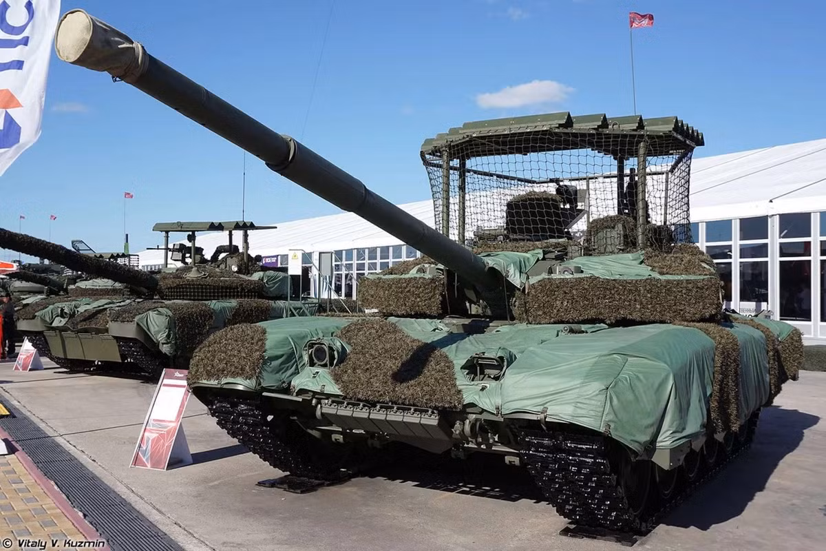 T -90M là một trong những xe tăng chiến đấu chủ lực tiên tiến nhất của Nga, được thiết kế để đáp ứng các yêu cầu của chiến tranh hiện đại. Vũ khí chính của xe tăng là pháo 125 mm, ngoài ra xe còn được trang bị súng máy đồng trục PKT 7,62 mm và súng máy NSVT 12,7 mm. Ảnh: Army Recognition.