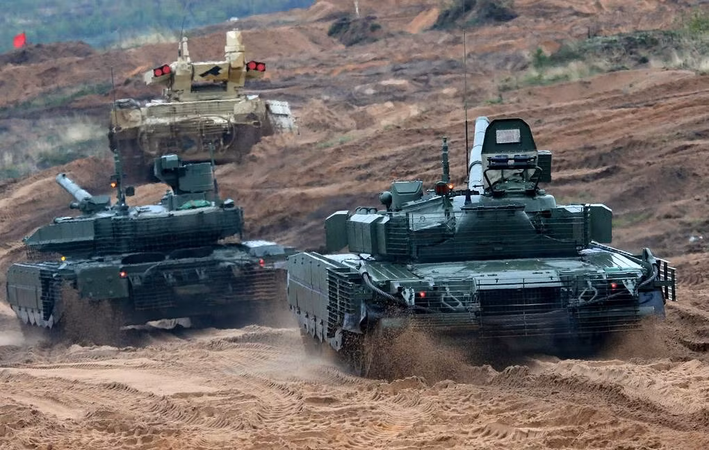 T-90M có trọng lượng lên tới 46.500 kg, nhưng vẫn duy trì được khả năng cơ động linh hoạt, với tốc độ tối đa 60 km/h. Chiếc xe tăng này có thể hoạt động hiệu quả trên nhiều địa hình và điều kiện khí hậu khác nhau, với phạm vi hoạt động là 550 km. Ảnh: TASS.