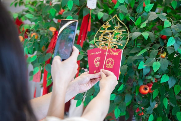 Sự cố bất ngờ và bi kịch vừa xảy ra tại Giang Tô, Trung Quốc, khi một chú rể bị bắt giữ ngay trong ngày trọng đại của đời mình. Nguyên nhân không phải là một vụ tranh chấp gia đình hay bất đồng giữa hai họ mà là do chính hành vi phạm pháp của anh ta - trồng và buôn bán cần sa. (Ảnh: Chinatimes, Sohu, Freepic, Thairath)