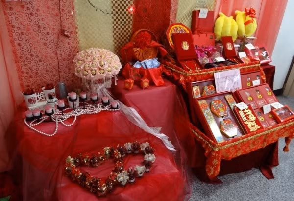 Điều tra ban đầu cho thấy anh Vương không phải là gương mặt xa lạ với cơ quan hành pháp địa phương. Trước đây, Vương từng bị kết án 3 năm tù giam vì tội danh tương tự. Thế nhưng, dường như bài học đắt giá đó vẫn chưa đủ để răn đe anh. Chỉ vài năm sau khi mãn hạn tù, Vương lại tiếp tục sa vào con đường phạm tội, động cơ được cho là do áp lực kinh tế khi chuẩn bị cho hôn lễ.