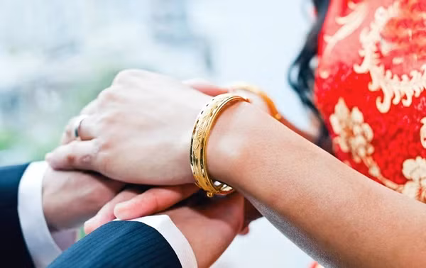 Sau khi bị bắt, Vương thừa nhận đã mua 10 hạt giống cần sa qua mạng internet vào cuối năm 2023. Với mong muốn có một khoản tiền nhanh chóng để trang trải chi phí đám cưới, anh đã trồng chúng trong căn hộ thuê của mình.