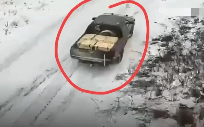 Ngay sau khi chiếc xe chở quân Stryker bị phá hủy, một xe vận chuyển đạn dược của Quân đội Ukraine tại khu vực Kursk cũng bị tấn công bởi máy bay không người lái FPV tự sát của Nga. Ảnh: Sohu.