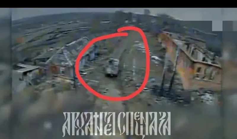 Theo nhiều nguồn tin, một chiếc xe bọc thép Stryker do Mỹ sản xuất trong lúc sơ tán binh lính Ukraine đã bị tấn công chính xác bởi một máy bay không người lái FPV của Lữ đoàn Thủy quân lục chiến Cận vệ số 810 thuộc Hạm đội Biển Đen của Nga. Ảnh: Sohu.