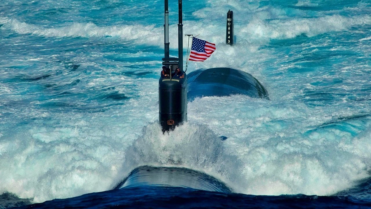 Được thiết kế từ năm 1967 để đối phó với tàu ngầm tấn công nhanh của Liên Xô, tàu ngầm lớp Los Angeles đã tạo nên bước ngoặt lớn với tốc độ cao và công nghệ tàng hình vượt trội. Đến đầu thập niên 1970, tàu đầu tiên thuộc lớp này, SSN-688 Los Angeles, chính thức được đóng mới, đặt nền móng cho một huyền thoại dưới lòng biển sâu.