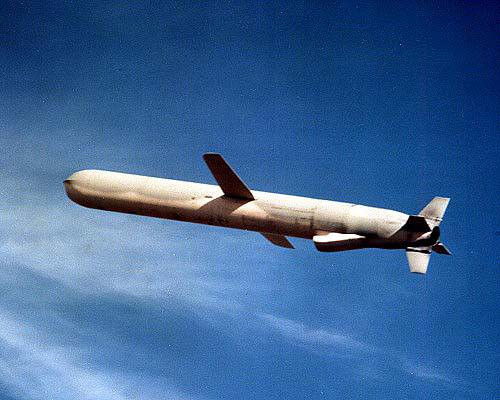 Tàu ngầm 688i được cải tiến để vận hành êm ái hơn nhờ vào công nghệ giảm tiếng ồn và hệ thống cảm biến tiên tiến. Đặc biệt, chúng được trang bị hệ thống phóng thẳng đứng với 12 ống phóng tên lửa Tomahawk, mang theo các đầu đạn mạnh mẽ và khả năng tấn công tầm xa.