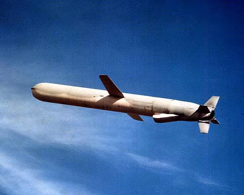 Tàu ngầm 688i được cải tiến để vận hành êm ái hơn nhờ vào công nghệ giảm tiếng ồn và hệ thống cảm biến tiên tiến. Đặc biệt, chúng được trang bị hệ thống phóng thẳng đứng với 12 ống phóng tên lửa Tomahawk, mang theo các đầu đạn mạnh mẽ và khả năng tấn công tầm xa.