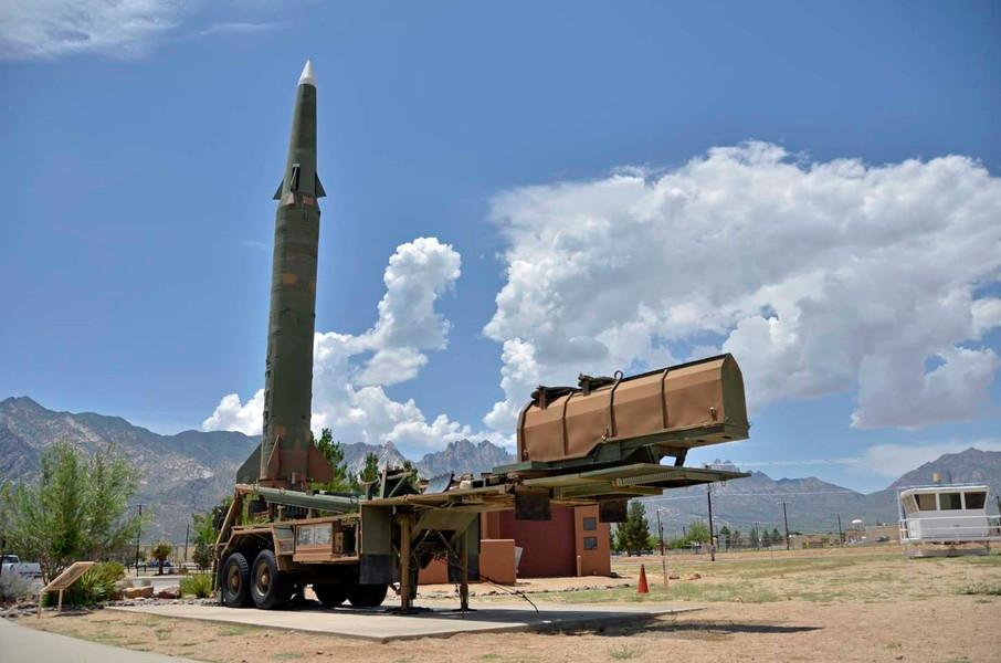 Đầu tiên chính là tên lửa đạn đạo hạt nhân tầm trung MGM-31 Pershing II, vũ khí này có tầm bắn 1.770 km, tích hợp đầu đạn hạt nhân W85 rất tiên tiến cùng động cơ kiểm soát vector lực đẩy mang lại khả năng siêu cơ động và chẳng thể nào đánh chặn.