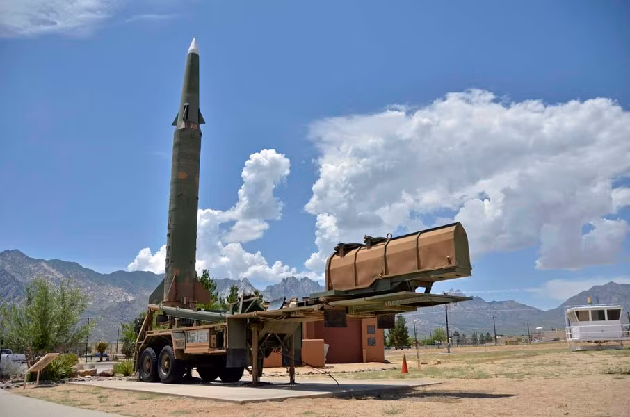 Đầu tiên chính là tên lửa đạn đạo hạt nhân tầm trung MGM-31 Pershing II, vũ khí này có tầm bắn 1.770 km, tích hợp đầu đạn hạt nhân W85 rất tiên tiến cùng động cơ kiểm soát vector lực đẩy mang lại khả năng siêu cơ động và chẳng thể nào đánh chặn.