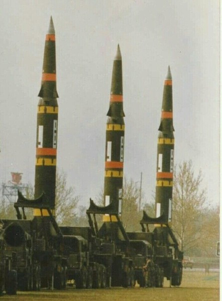 Tên lửa đạn đạo chiến lược tầm trung MGM-31 Pershing II có chiều dài 10,6 m; đường kính thân 1,02 m; trọng lượng phóng 7.400 kg; tầm bắn khoảng 1.770 km, vòng tròn sai số chỉ vào khoảng 30 m.