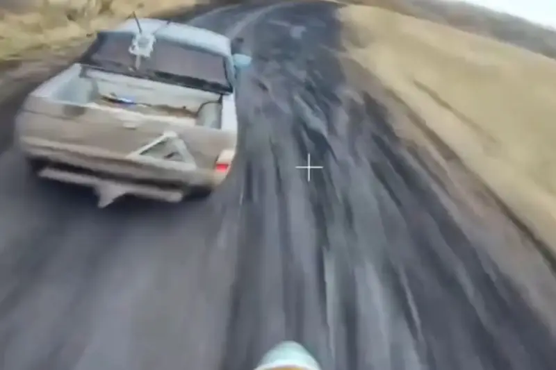 Trong một diễn biến khác, các cơ quan an ninh Nga nói với hãng tin TASS rằng, một nhóm lính đánh thuê nước ngoài tại Velikaya Novoselka đã bị máy bay không người lái của Nga tấn công tiêu diệt. Được biết, những người lính đánh thuê đã cố gắng trốn khỏi làng bằng ô tô, nhưng trên đường thoát ra họ đã bị máy bay không người lái của Nga đuổi kịp. Ảnh: Topwar.