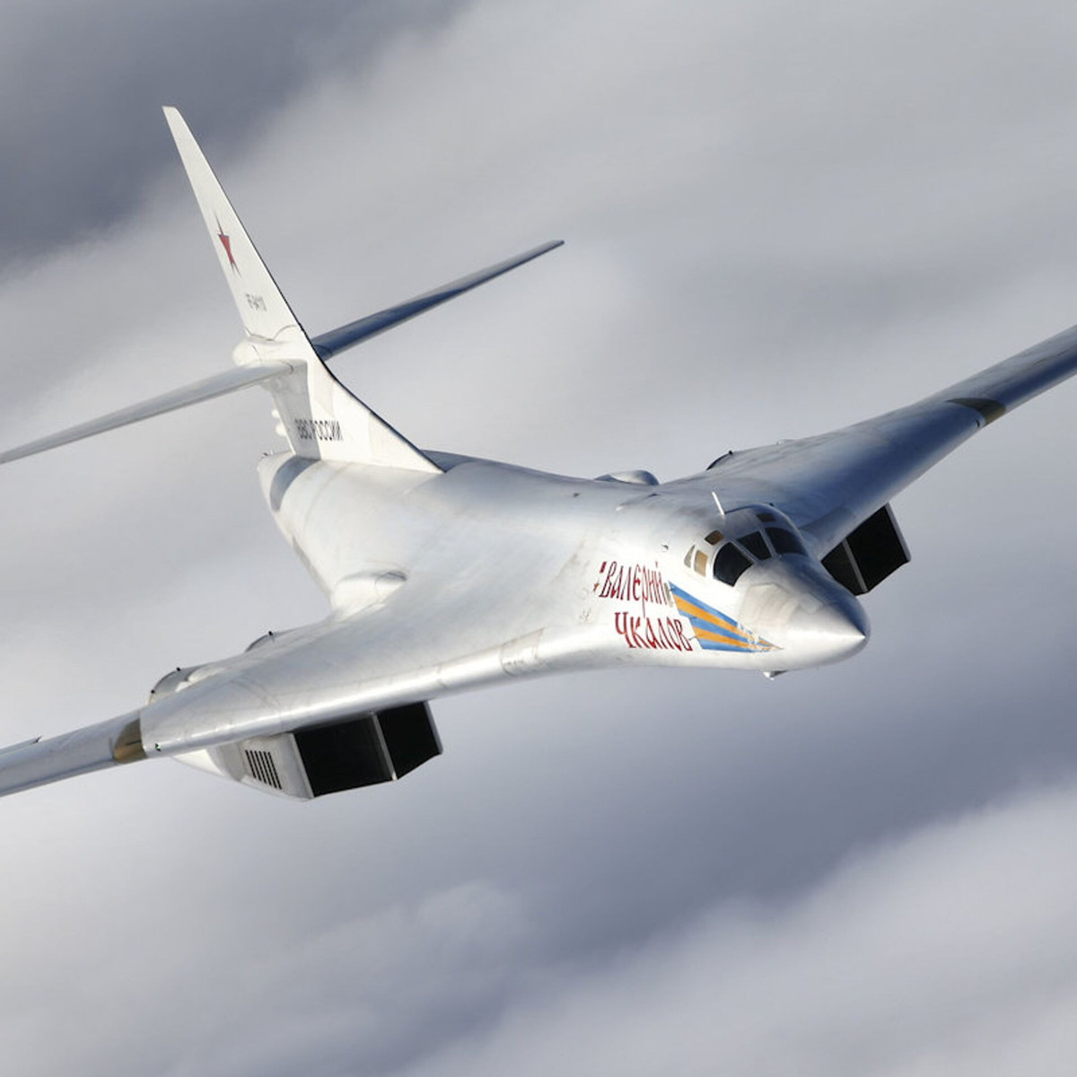 Tuy nhiên, việc mua Tu-160M gặp không ít thách thức. Về mặt hậu cần, Không quân Ấn Độ sẽ cần đầu tư mạnh vào việc nâng cấp cơ sở hạ tầng để chứa các máy bay ném bom lớn, đòi hỏi phải có căn cứ không quân chuyên dụng và cơ sở bảo dưỡng. Cần đảm bảo các phi công và nhân viên mặt đất, được đào tạo chuyên sâu để vận hành và bảo trì một nền tảng tinh vi như vậy.