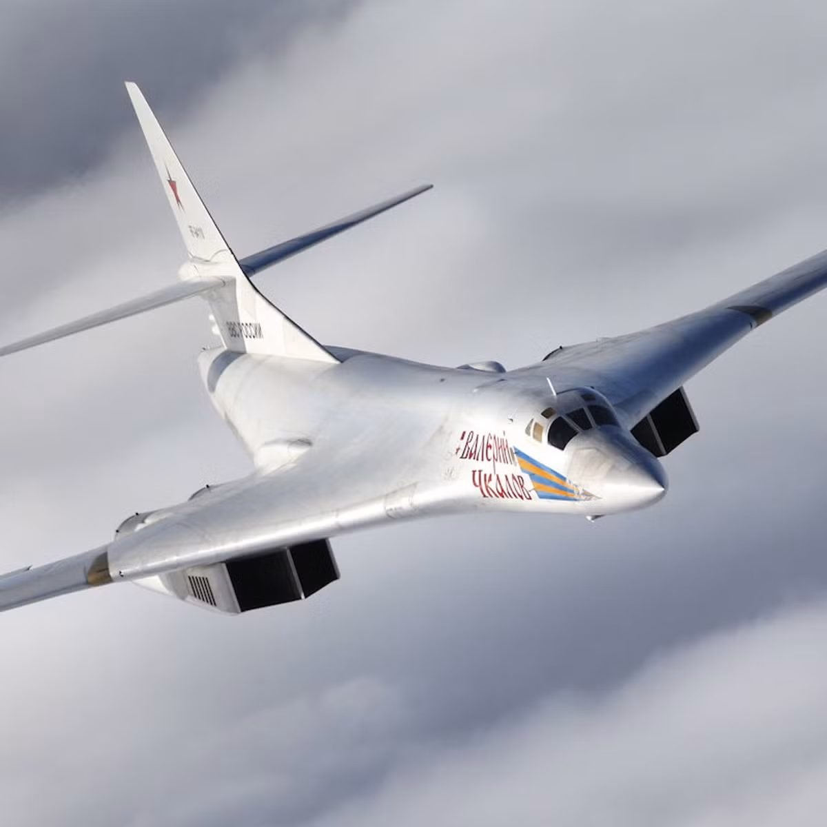 Tuy nhiên, việc mua Tu-160M gặp không ít thách thức. Về mặt hậu cần, Không quân Ấn Độ sẽ cần đầu tư mạnh vào việc nâng cấp cơ sở hạ tầng để chứa các máy bay ném bom lớn, đòi hỏi phải có căn cứ không quân chuyên dụng và cơ sở bảo dưỡng. Cần đảm bảo các phi công và nhân viên mặt đất, được đào tạo chuyên sâu để vận hành và bảo trì một nền tảng tinh vi như vậy.