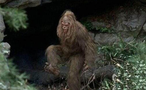 Trong nhiều cuốn sách cổ, tác giả không chỉ mô tả chi tiết phong cảnh địa lý mà còn ghi lại rất nhiều truyền thuyết về người rừng. Những truyền thuyết cổ xưa này được truyền từ thế hệ này sang thế hệ khác, phủ lên dãy núi Trường Bạch một màn sương mờ ảo.